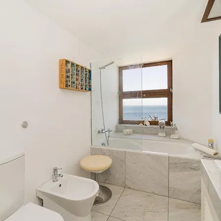 Διαμέρισμα Premium Apartment, Private Beach Access, Garage, View *
